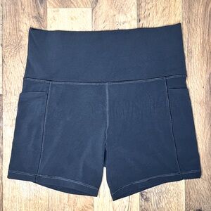 Athleta Salutation Stash High Rise 5" black Short size M